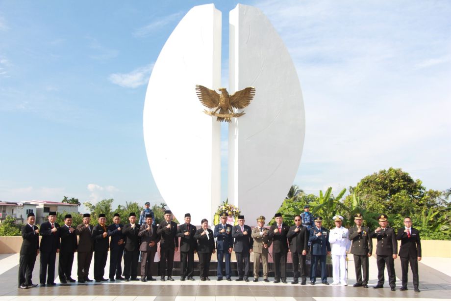 Upacara Tabur Bunga dalam rangka Peringatan Hari Pahlawan Ke-78 yang dilaksanakan di Taman Makam Pahlawan Dharma Patria Jaya, Kec. Sungai Raya, Kab. Kubu Raya